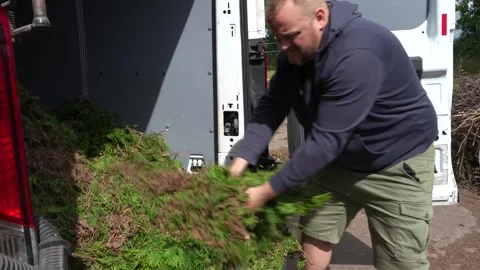 Man Unloading Fresh Green Yard Waste from Van for Composting Vídeo Stock 339160119