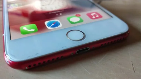 Man unlock iphone screen. touch id iphone unlock. Vidéo 233574336