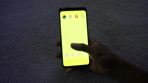 A man unlocking google pixel 4 phone with green screen issues 库存影片 321769601