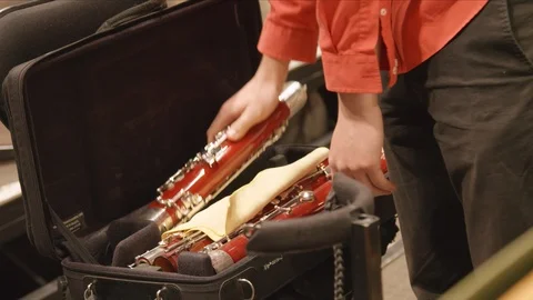 Man unpacking an oboe from its case Vidéo 108371157