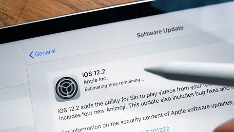 Man update latest iPad Pro tablet to iOS software Stock Footage 105571314