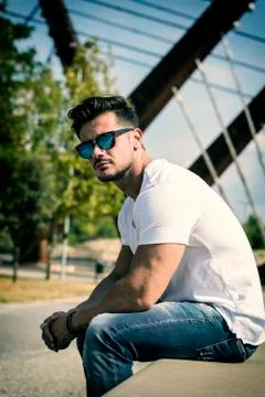 Man in urban setting in front of big metal structure Foto stock