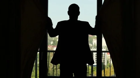 Man use both hands and quickly close blind curtains, room become dark Video stock 80741618