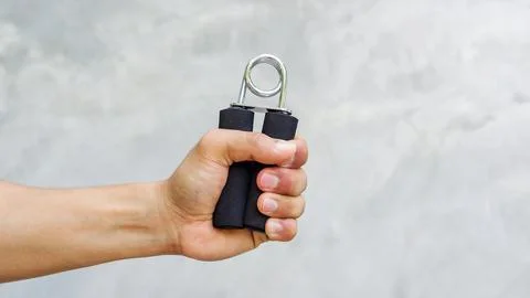Man use handgrips for exercise. Foto stock