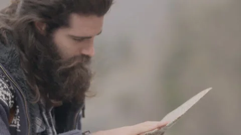 Man use map on mountain Видео 64576803