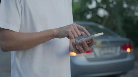 Man use mobile phone inform for emergency car through a mobile application sy Video stock 220515239