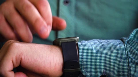 Man use smart watches Vídeo Stock 84284736