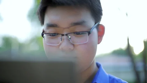 Man use of tablet computer Stock Footage 90280822