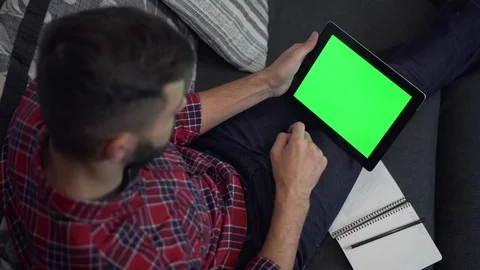 Man Use Tablet PC with Green Screen and Notebook 库存影片 70103193