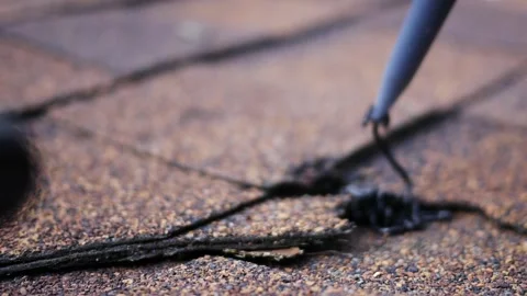 Man uses Caulk Gun to Insert Tar to repair roof 库存影片 344826267