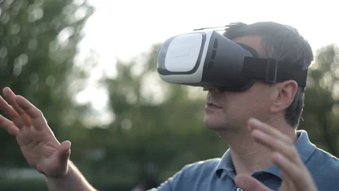 A man uses a helmet of virtual reality. Dive games or panoramic video - the 스톡 동영상 92280555