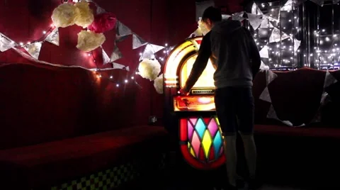 Man uses a jukebox in a bar Video stock 40101560