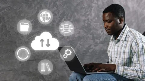Man uses laptop to access cloud services while seated indoors during the da.. Foto stock