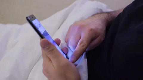 The man uses the phone. Prints on the touch keyboard. Close-up. HD Vídeo Stock 100550906