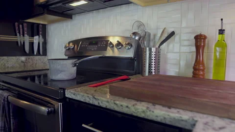 Man uses phone while at stove to check recipe while making dinner Vídeo Stock 133291121
