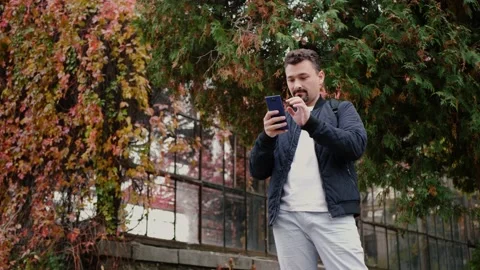 Man uses smartphone 스톡 동영상 142996803