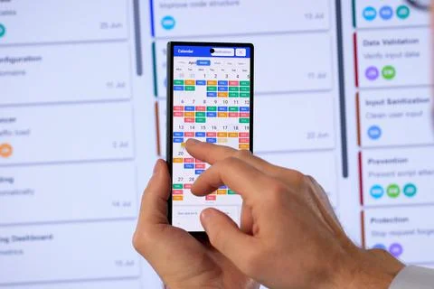 Man Uses Software Tool On Computer To Manage Project Schedule Efficiently. 库存照片