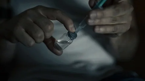 Man uses a syringe Video stock 124738413