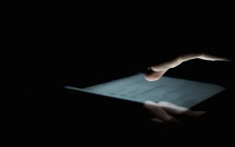 Man uses tablet pc Stockbeeldmateriaal 49318731