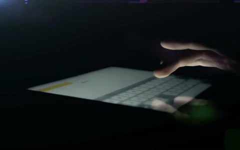 Man uses tablet pc Видео 49318741