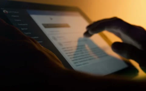 Man uses tablet pc Stock-Footage 49318974