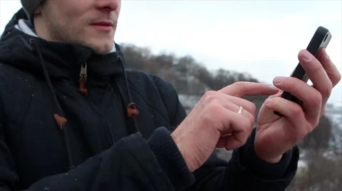 A man uses a Telephone winter Stockbeeldmateriaal 59909995
