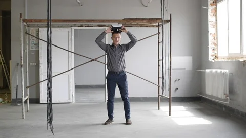 Man uses virtual reality glasses Video stock 92294290