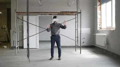 Man uses virtual reality glasses Vídeo Stock 92632142