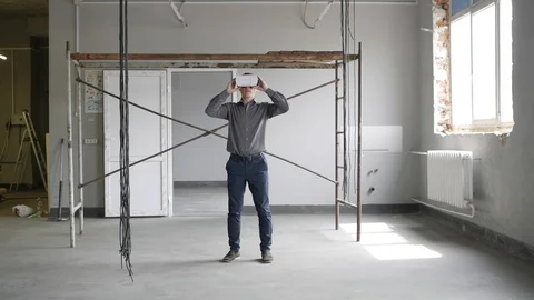 Man uses virtual reality glasses Vídeo Stock 93138542