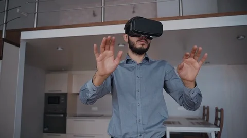 Man using 3d glasses and working at home Video stock 111432061