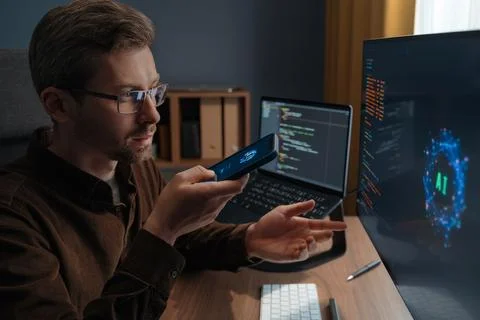 Man using AI Voice Assistant and artificial intelligence agent on phone Stockfoto's
