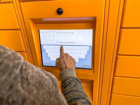 Man using Amazon Locker in shopping mall Stockfoto's