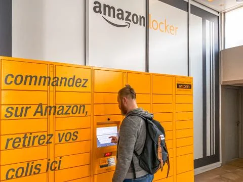 Man using Amazon Locker in shopping mall Stockfoto's