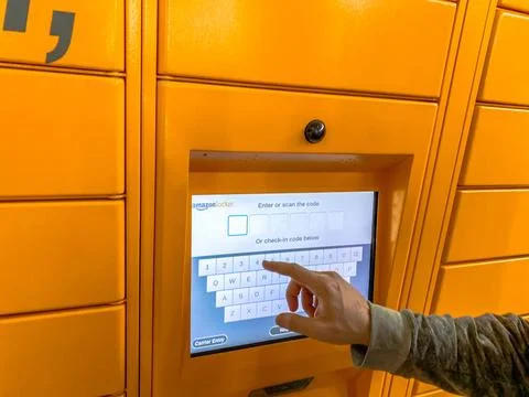  Man using Amazon Locker in shopping mall Man using Amazon Locker in shopp... Stockfoto's