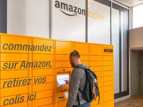  Man using Amazon Locker in shopping mall Man using Amazon Locker in shopp... Stockfoto's