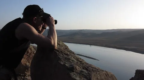 Man using binoculars while hiking 스톡 동영상 61282499