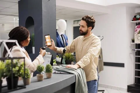 Man using Black Friday mobile promo code Stock-Fotos