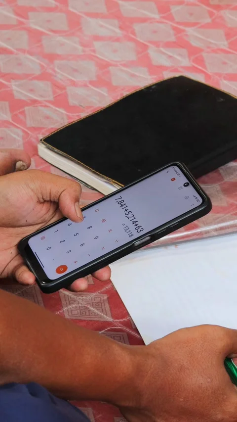 Man using a calculator app on a smartphone for financial management Vídeo Stock 336295076
