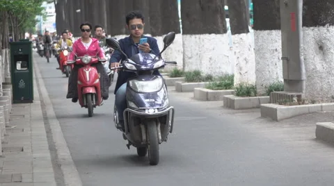 Man using cell phone on motorcycle Vidéo 66250228