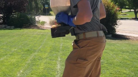 Man using a chestpack spreader 스톡 동영상 139148974