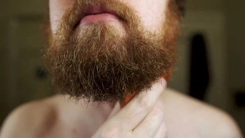 Man using comb on beard in slow motion 스톡 동영상 139992432