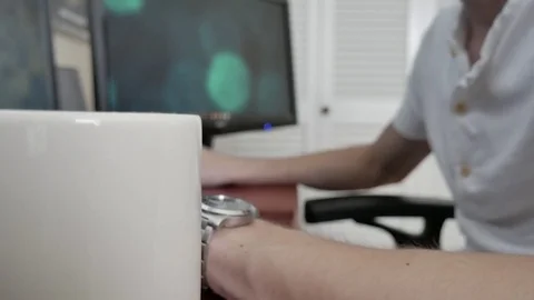 A man using a computer and drinking coffee 库存影片 75484246