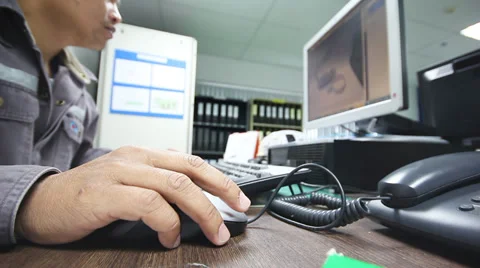 Man to using computer 库存影片 34078702