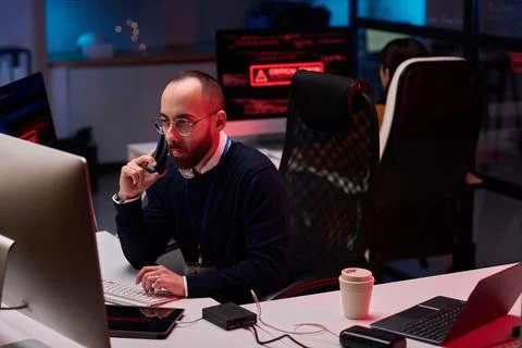 Man using Computer with Multiple Monitors 스톡 사진