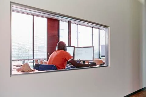 Man using computer in training room 库存照片