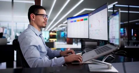 Man Using CRM Software To Efficiently Manage Leads For Sales. 写真素材