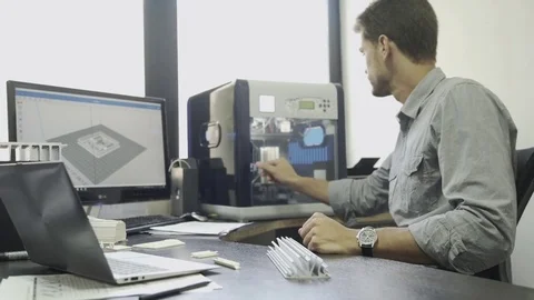 Man using desktop 3-D printer in office Video stock 75170685