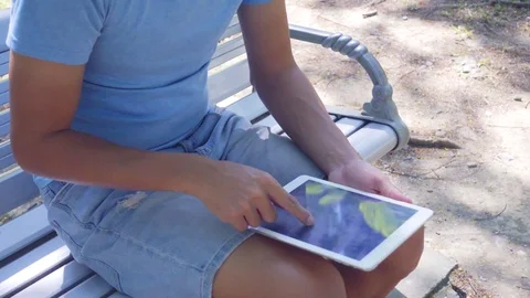 Man using digital tablet computer Stockbeeldmateriaal 81898910