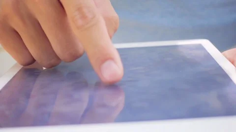 Man using digital tablet computer Stock-Footage 81899992