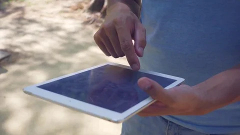 Man using digital tablet computer Stock-Footage 81900013